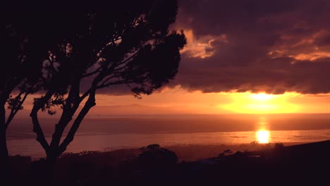 Una-Hermosa-Toma-De-Lapso-De-Tiempo-Al-Atardecer-Del-Océano-Pacífico-Cerca-De-Ventura-California