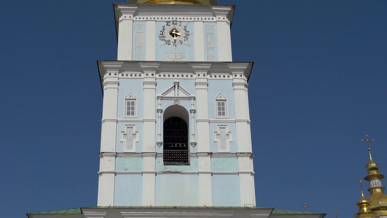 Ucraina, Kiev, Campanile della Cattedrale di San Michele, il filmato mostra la torre dell'orologio blu e bianca con cupola dorata dal basso verso l'alto, in dettaglio e lentamente
