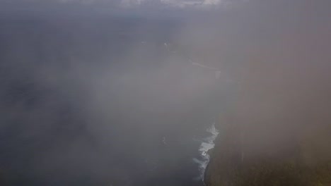 audaz vista aérea vuelo por encima y en las nubes vista de pájaro tiro de dron playa kelingking en nusa penida bali indonesia es como parque jurásico naturaleza cinemática vista del acantilado arriba por philipp marnitz