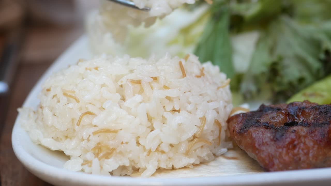delicioso kuru pilav turco con carne a la parrilla