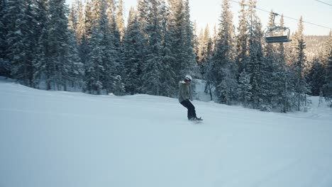 4k-Snowboarderin,-Die-An-Einem-Sonnigen-Tag-Mit-Blauem-Himmel-In-Norwegen-Mit-Hoher-Geschwindigkeit-Auf-Der-Piste-Bergab-Geht