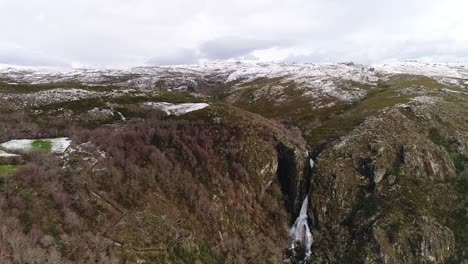 Vista-Aérea-De-Una-Cascada