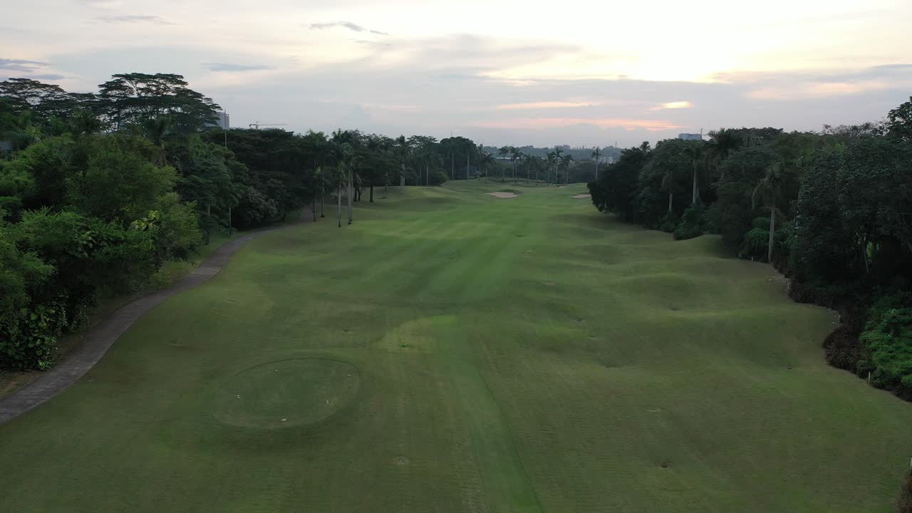 일몰 때의 골프장