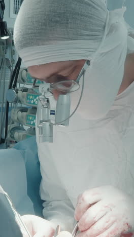 equipo quirúrgico realiza cirugía en la clínica. cirujano experto con asistente opera el pecho del paciente colocando los vasos cosechados en la arteria coronaria