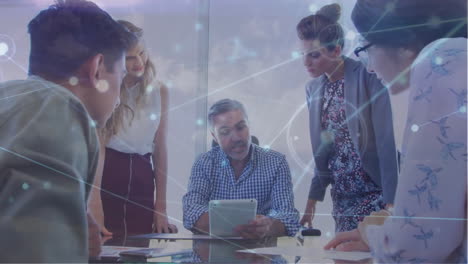 animación de la red de conexiones entre diversos colegas que utilizan la tableta en la oficina