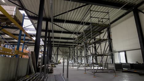 el interior de un edificio de construcción, andamios