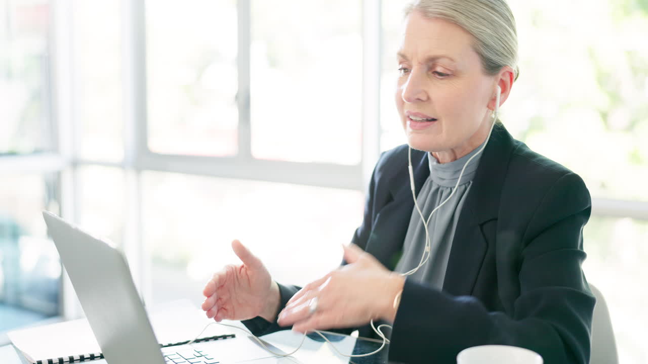 비디오 통화, 네트워킹 및 노트북을 가진 여성