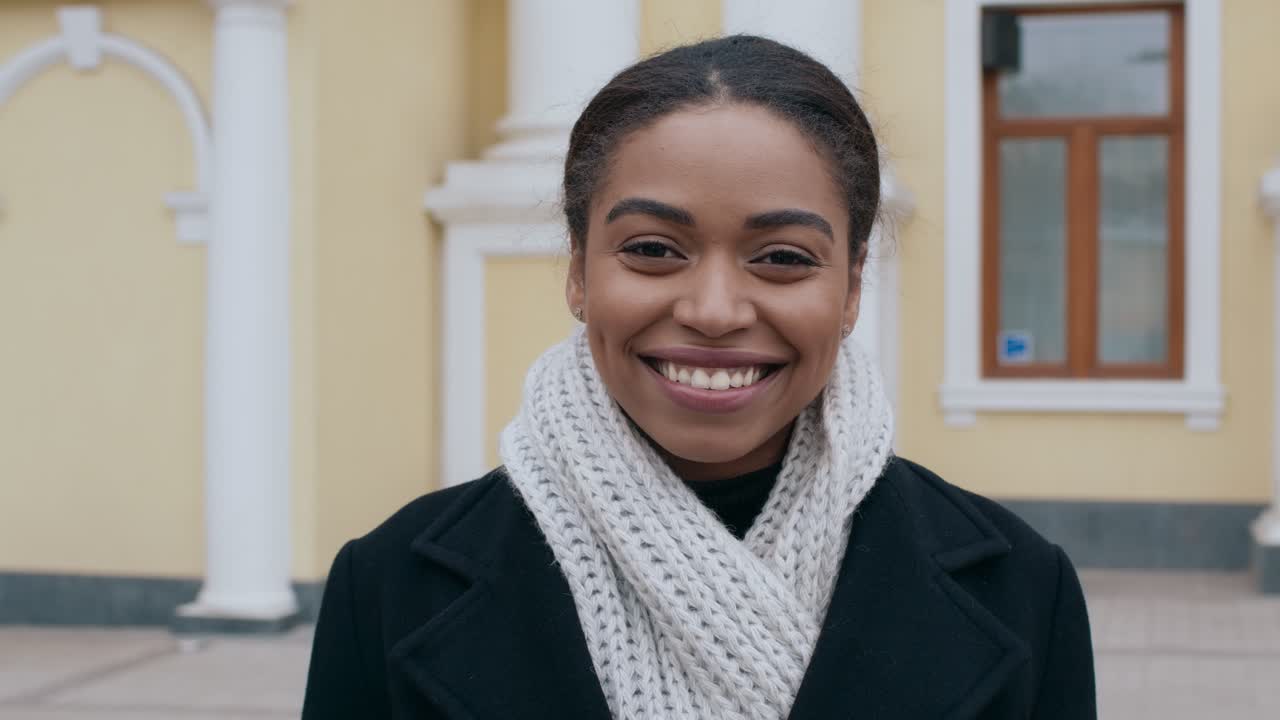 mujer sonriente en una ciudad
