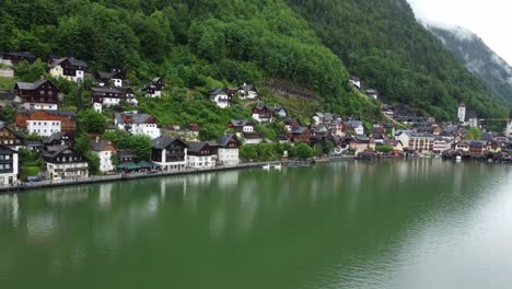 Día-Lluvioso-Místico-En-Hallstatt,-Austria