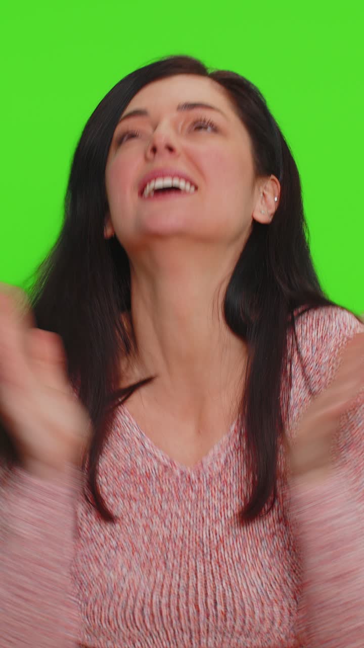Una giovane donna urla a causa di problemi di stress e tensione, provando orrore, disperazione, paura, sorpresa, shock e rabbia.