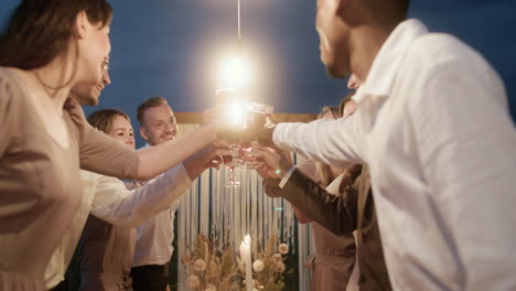 celebración de la boda en la noche