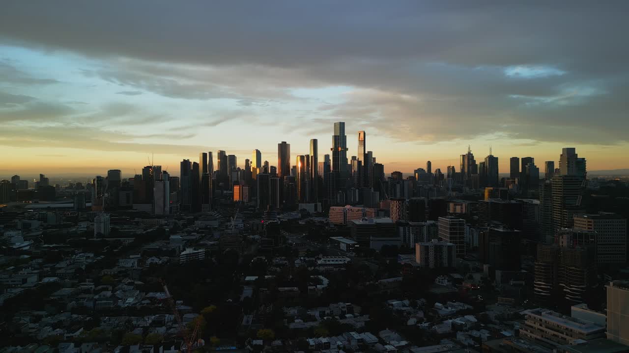 una vista aérea de un atardecer de mal humor en melbourne, victoria, australia