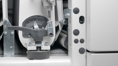 vista de cerca de los controles y mecanismos de las máquinas industriales