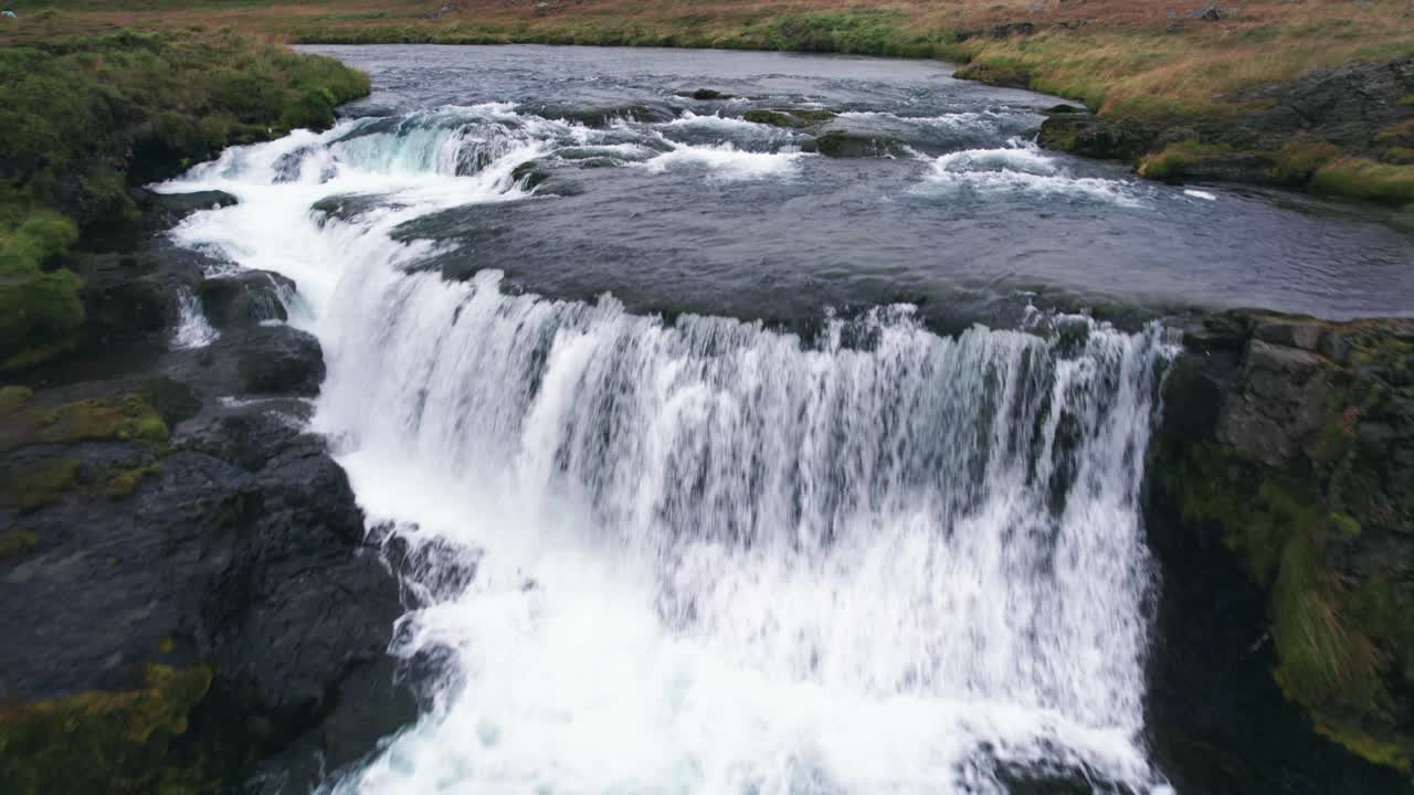aerial: la cascada de reykjafoss se presenta como una poderosa cascada de agua