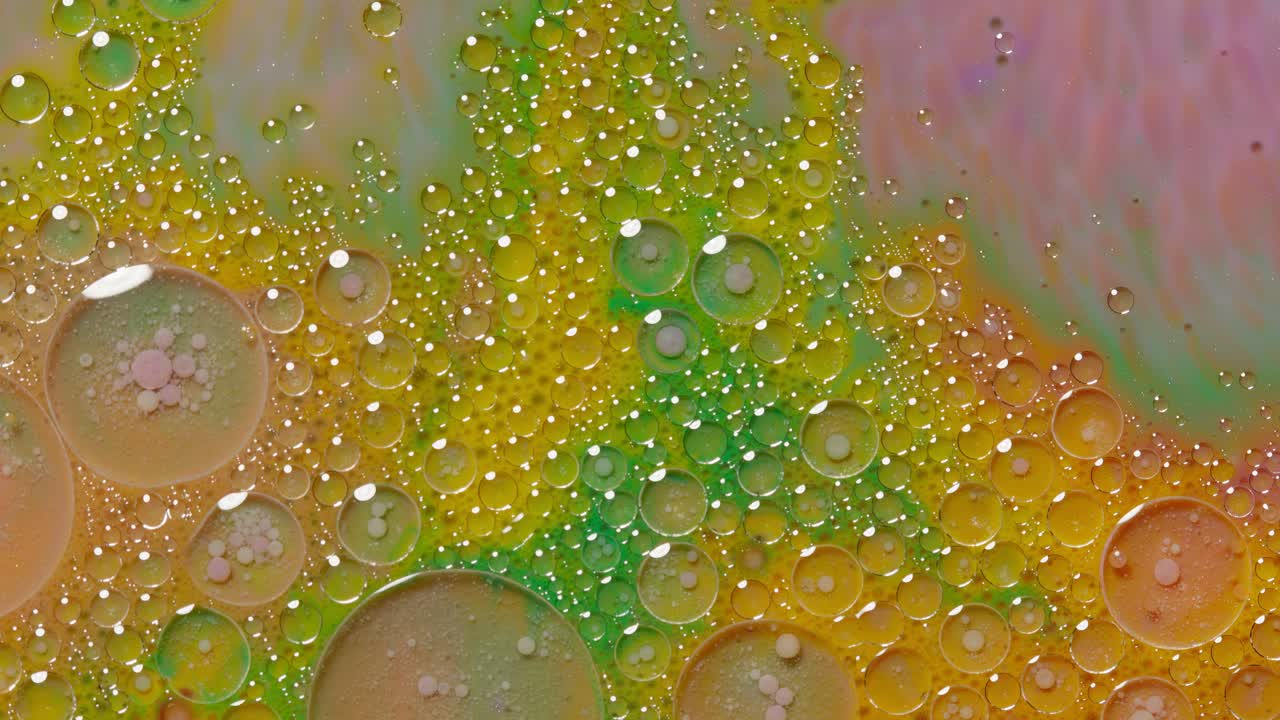 액체 페인트에 거품이 떠다니며, 잉크, 기름 및 우유를 혼합하여, 추상적인 다채로운 최면 그림