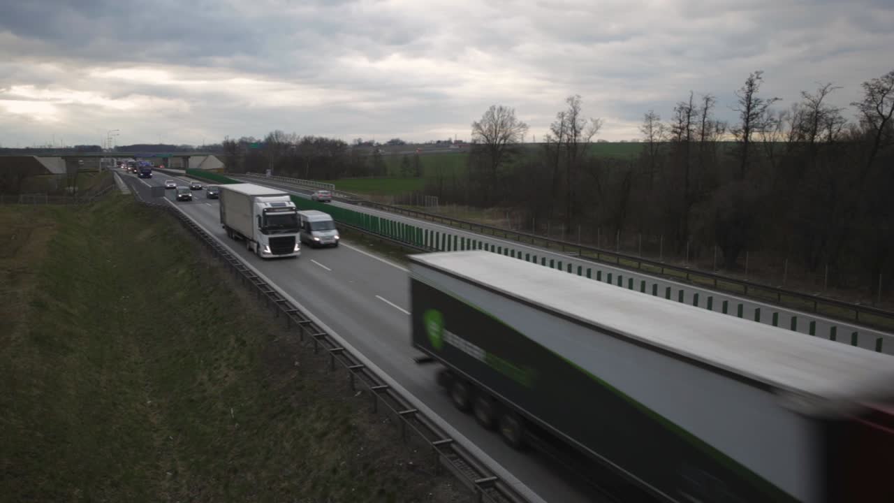 Transportkøretøjer på motorvejen i Zlotoryja, Polen på en overskyet dag - optagelse fra høj vinkel.