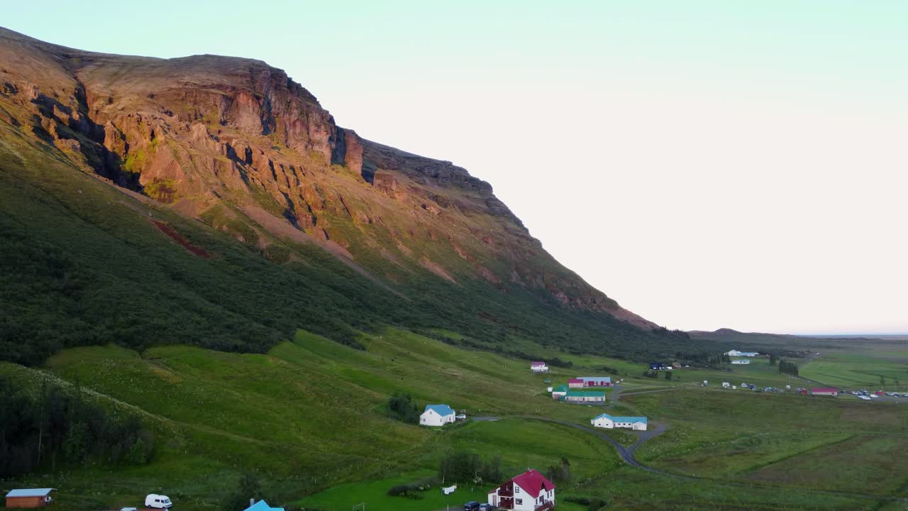 Midnattssol, islandsblå stuga, by i Skandinavien