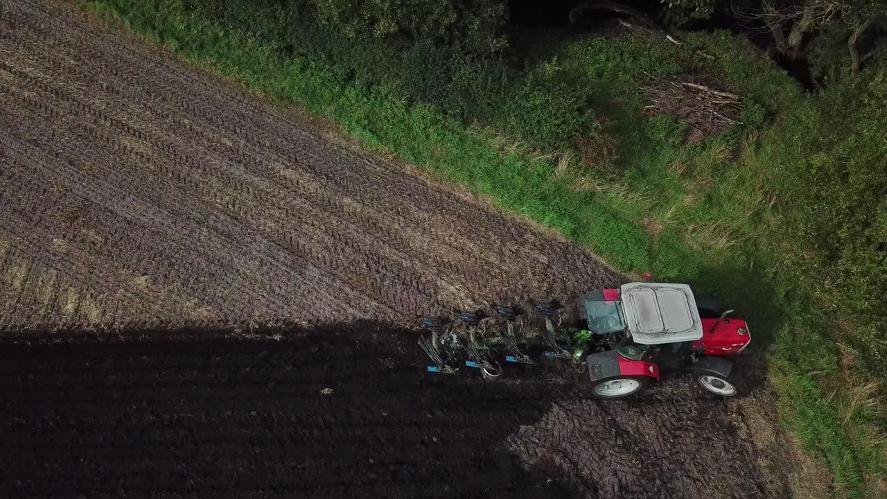 트랙터 경작지 위의 공중 영상