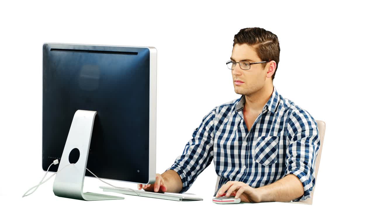 hombre trabajando en el escritorio