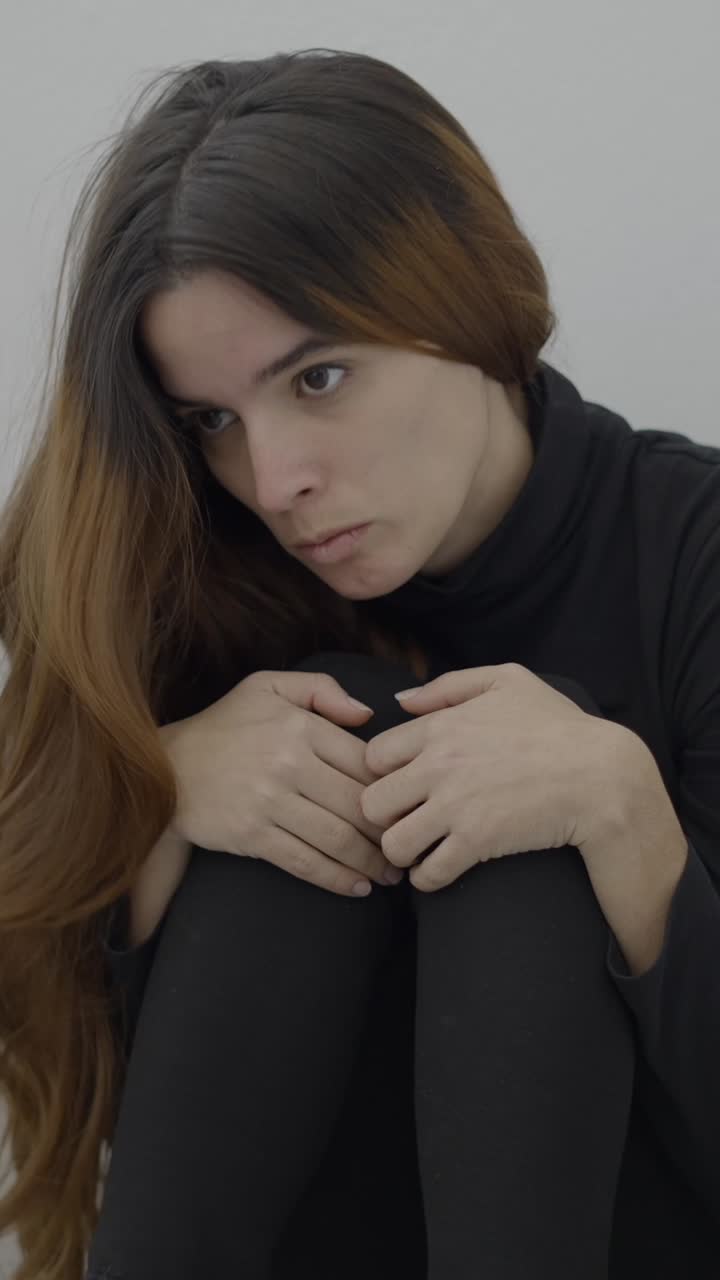 Una serie de retratos de una mujer expresando tristeza, melancolía y angustia emocional.