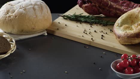 un plato de carnes curadas y verduras con pan