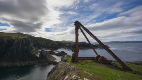 lapso de tiempo de la costa escarpada con nubes en movimiento en el cielo y la antigua construcción de óxido artificial en la isla de achill en el atlántico salvaje en irlanda
