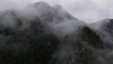 Slowenien-Neblige-Berglandschaft-Luftdrohne-1.mp4