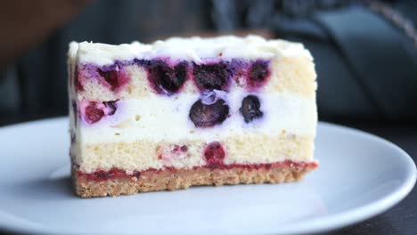 una rebanada de pastel de queso de arándanos