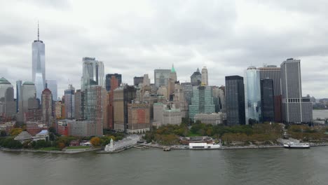 Vista-Aérea-Alrededor-De-La-Costa-Del-Bajo-Manhattan,-Día-Nublado-De-Otoño,-En-Estados-Unidos---Dando-Vueltas,-Disparo-De-Drones