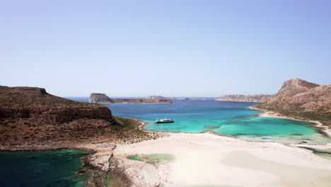 Zoom-De-Muñeca-Aérea-De-La-Playa-De-Balos-En-El-Norte-De-Creta-En-Un-Hermoso-Día-Soleado-Con-Agua-Turquesa---Arena-Blanca