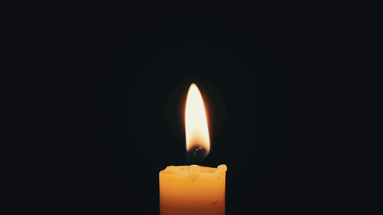 Fiamma di candela su sfondo nero, Primo piano