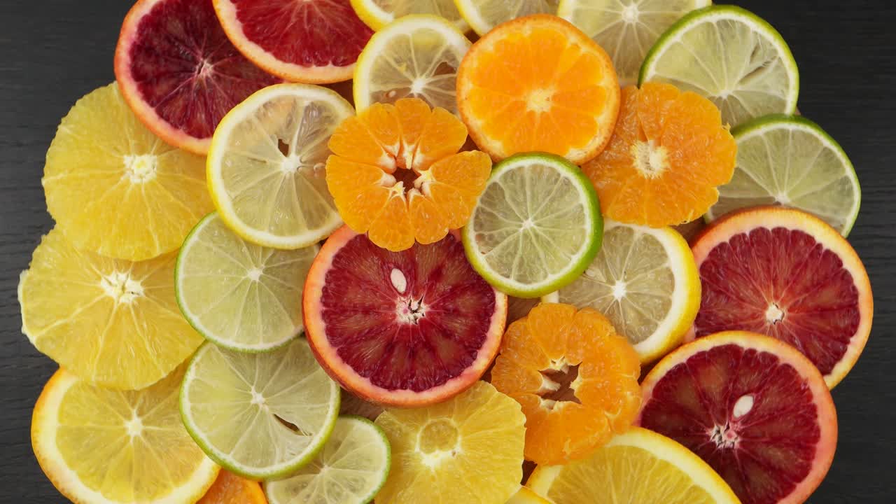 frutas cítricas en una sección, limón, lima, naranja, narenja de sangre, mandarina.