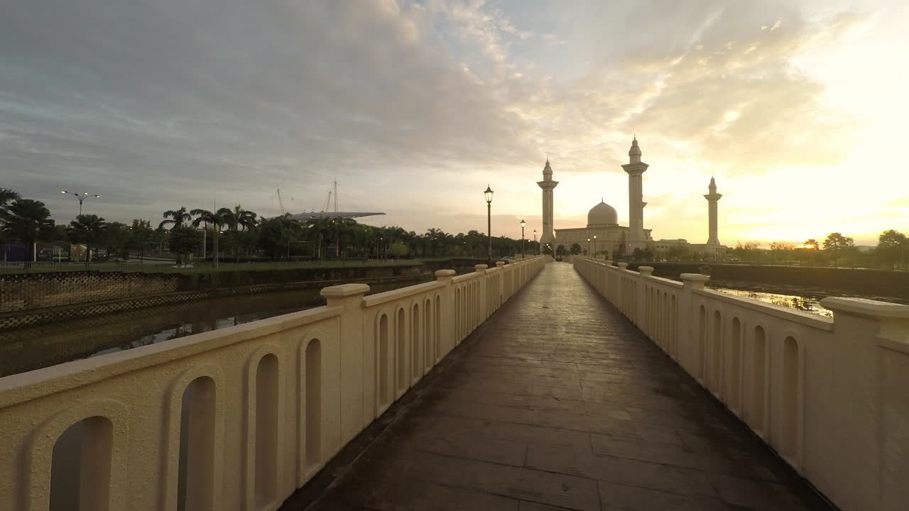 video en lapso del amanecer en la mezquita de tengku ampuan jemaah, en el condado de jelutong