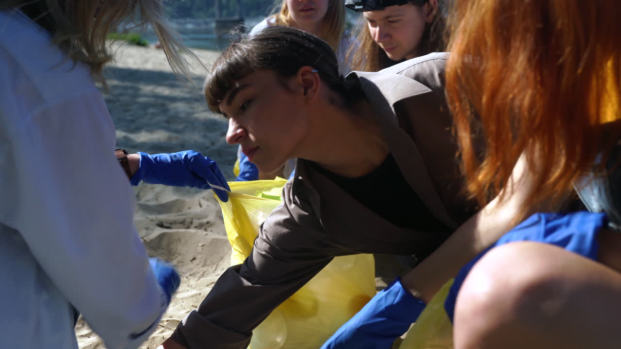 해변 오염 을 청소 하는 십대 들