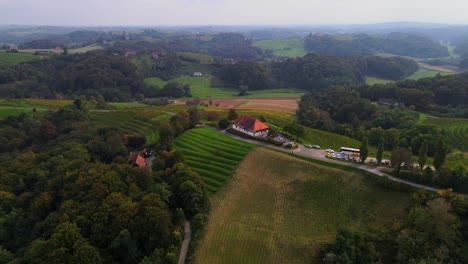 Malek-Es-Una-Encantadora-Casa-De-Vinos-Ubicada-En-Svetinje,-Un-Pequeño-Pueblo-En-La-Parte-Noreste-De-Eslovenia