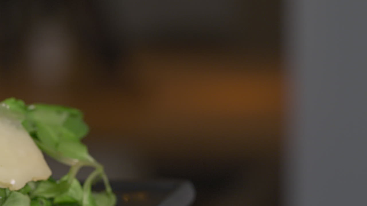 una rebanada de pan con ensalada y queso se sirve con carne