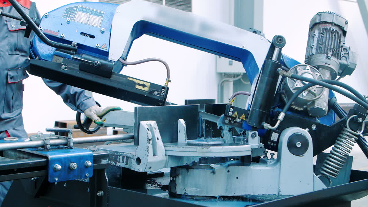 trabajador que opera una máquina de corte de sierra. operador de máquinas industriales
