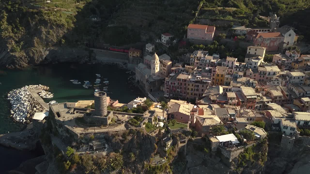 일출 4k에 실제로 지나가는 기차와 함께 이탈리아 해안선 마을을 향해 약간 기울어져 앞으로 드론샷