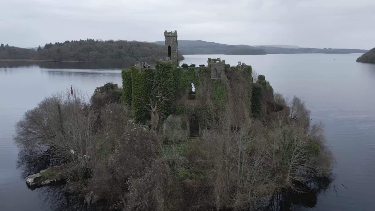 el castillo de mcdermott y el monumento nacional en el condado de roscommon, irlanda - fotografía aérea de un dron