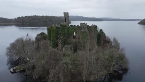 Castillo-De-Mcdermott-Y-Monumento-Nacional-En-El-Condado-De-Roscommon,-Irlanda---Toma-Aérea-Con-Drones