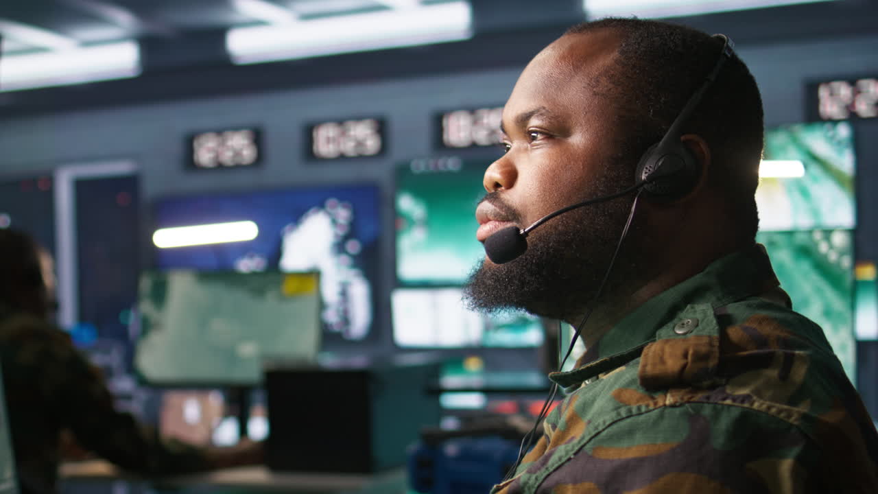 experto del ejército que proporciona inteligencia para las tropas en la base de operaciones