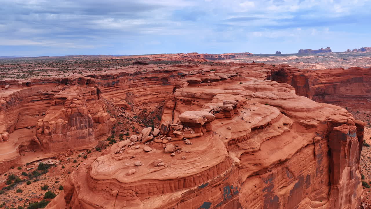 Avvicinamento a un canyon rosso con pareti scoscese e cima piatta. Rocce straordinarie nell'Arches National Park, Utah, USA, estratte da un filmato.