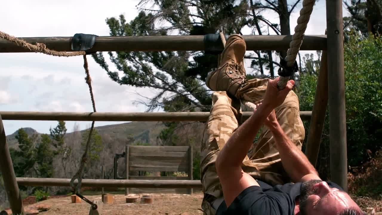 장애물 코스 중 로프를 건너는 사람