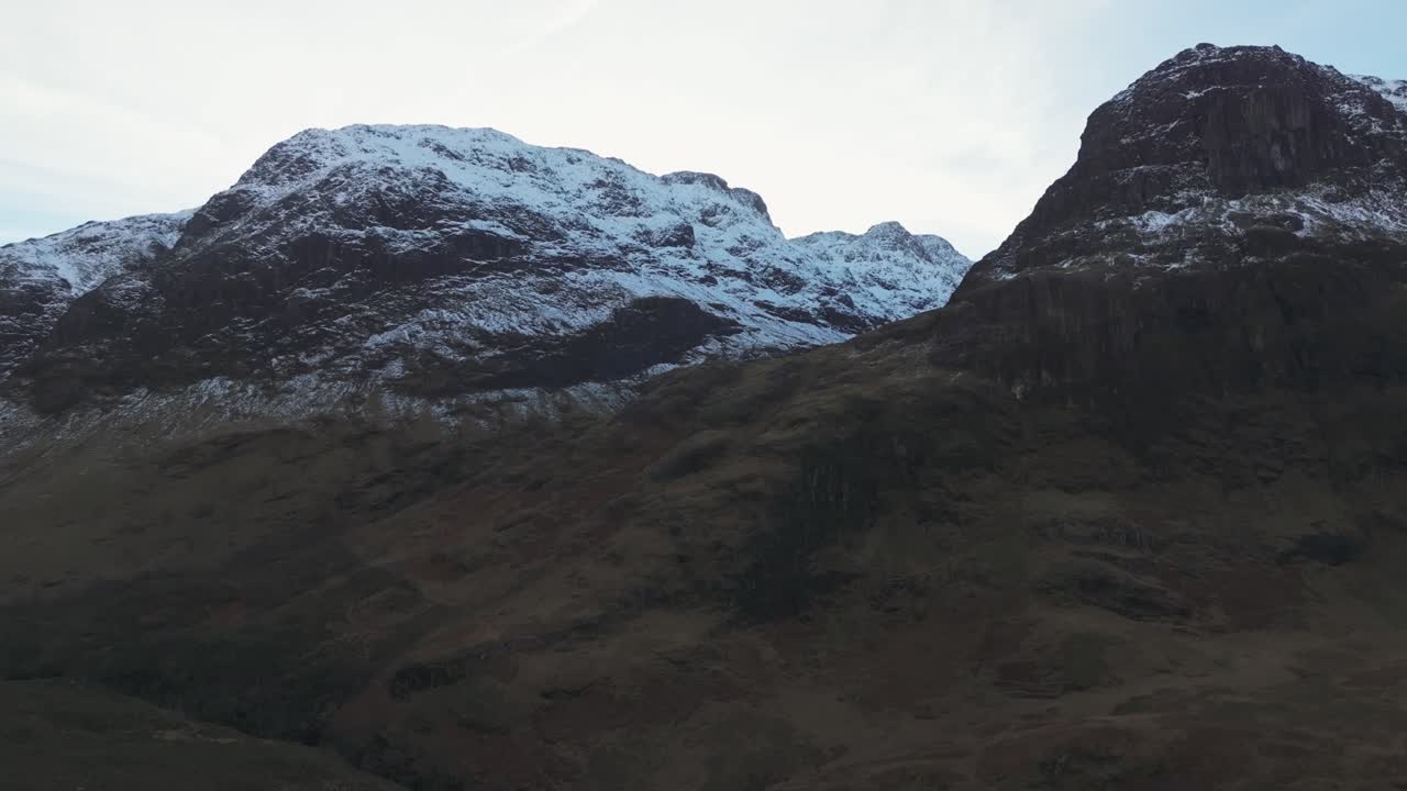 tomada aérea del establecimiento de los valles ocultos en las tres hermanas en glencoe en invierno