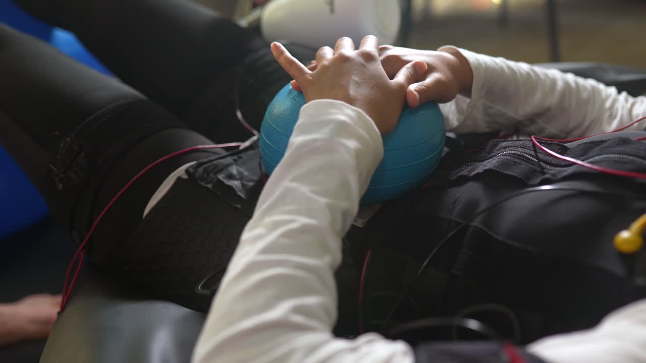 сеанс физиотерапии с тренировочным мячом