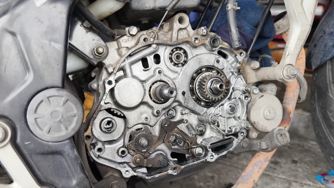 motor de motocicleta desmontado