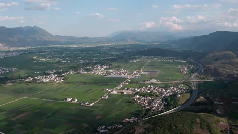 aldeas y campos en yunnan, china.