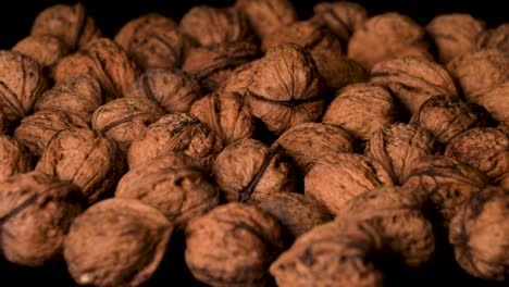 Nueces-Orgánicas-Aprobadas-Por-Veganos-Cayendo-En-Pila,-Primer-Plano,-Cámara-Lenta