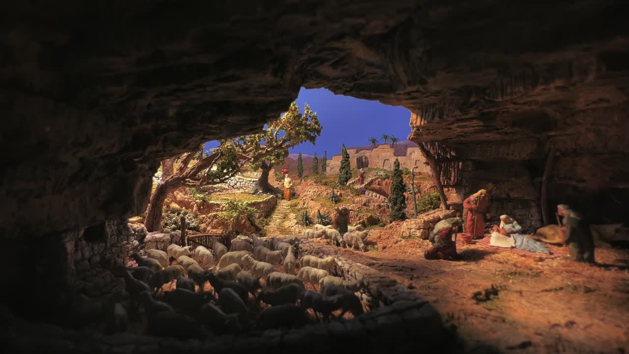 현대 성탄절 조각상으로 종교적인 장면을 현대적으로 표현한 크리스마스