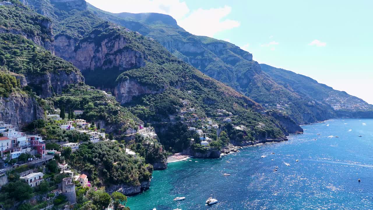 vista aérea sobre positano, picos de montañas verdes, aguas azules, costa de amalfi, italia, europa